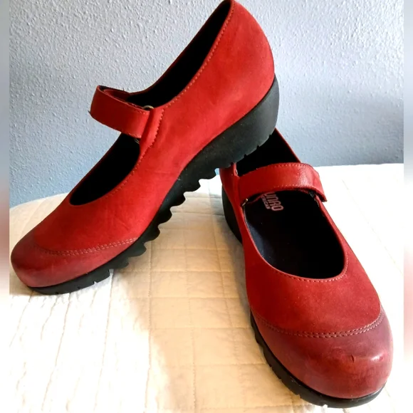Munro Classic Red Strap Shoes 8.5 - Picture 2 of 6